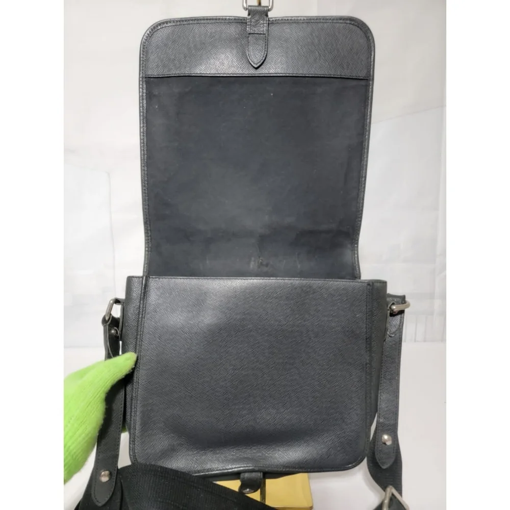 Louis Vuitton Taiga Andrei Messenger Bag Black